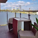 10 Minutes To City: Cozy Urban Apartment Stay