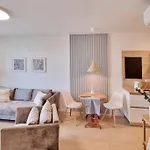 10 Minutes To City: Cozy Urban Apartment Stay