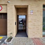 10 Minutes To City: Cozy Urban Apartment Stay