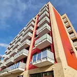 10 Minutes To City: Cozy Urban Apartment Stay