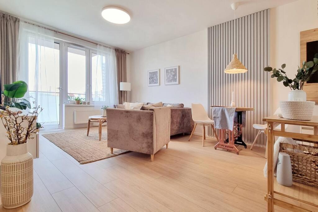 10 Minutes To City: Cozy Urban Apartment *