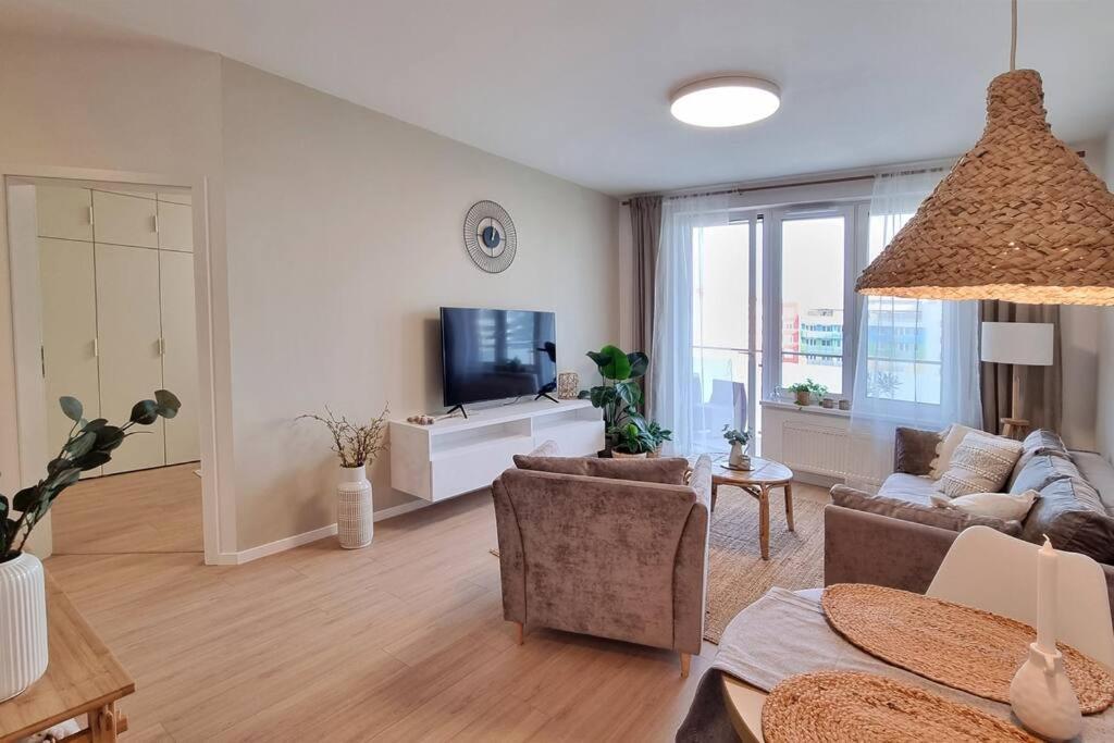 10 Minutes To City: Cozy Urban Apartment *
