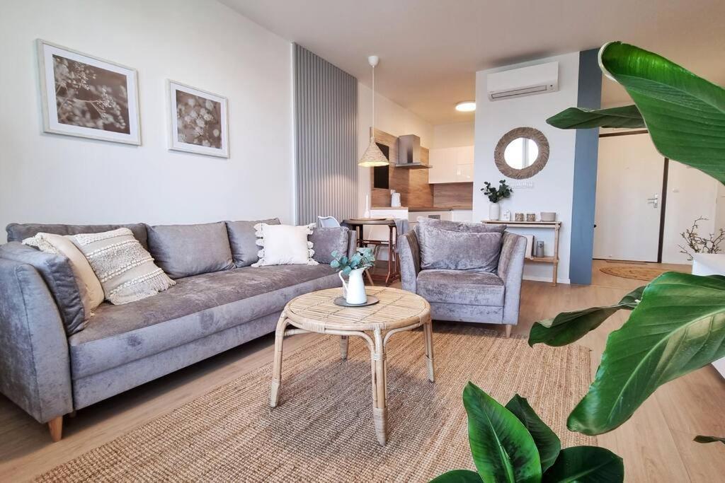 10 Minutes To City: Cozy Urban Apartment