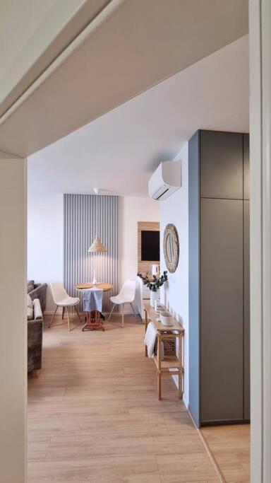 10 Minutes To City: Cozy Urban Apartment