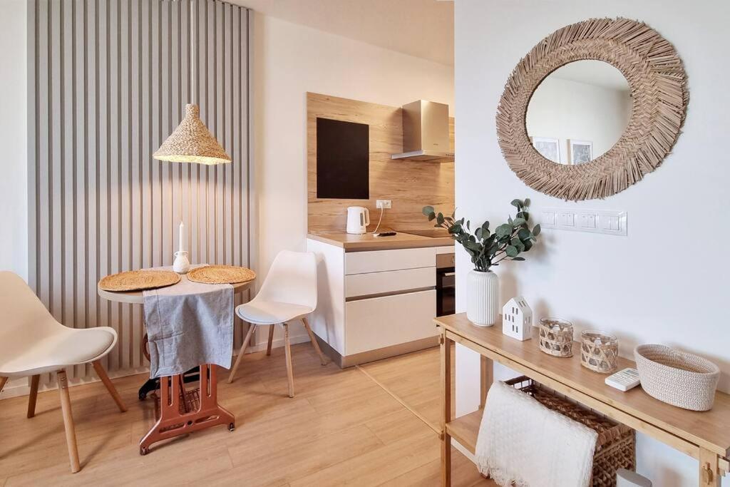 10 Minutes To City: Cozy Urban Apartment