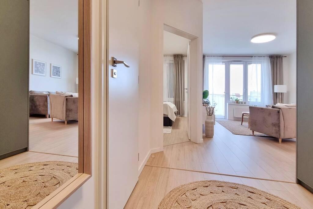 10 Minutes To City: Cozy Urban Apartment *