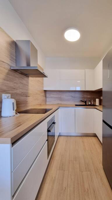 10 Minutes To City: Cozy Urban Apartment Pressburg